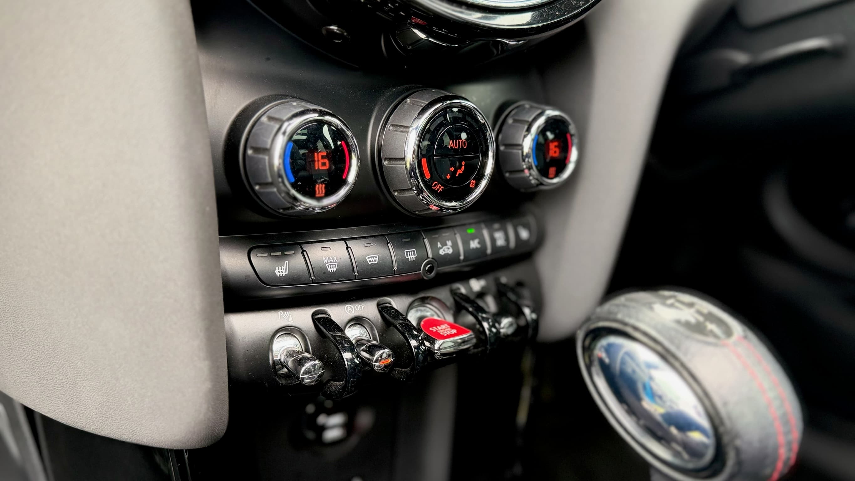 2015 MINI Hatch Cooper S thumbnail 24