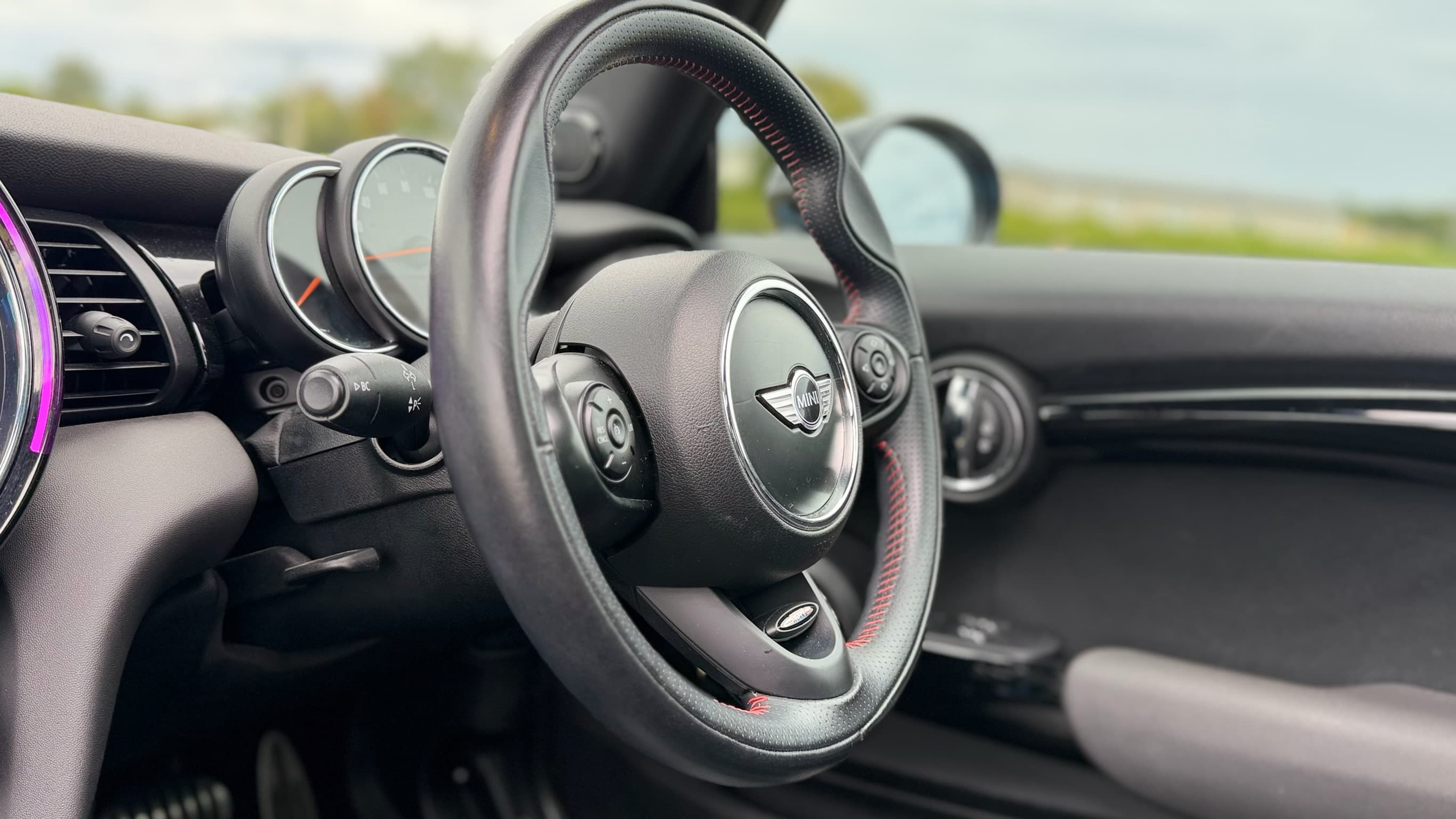 2015 MINI Hatch Cooper S thumbnail 25