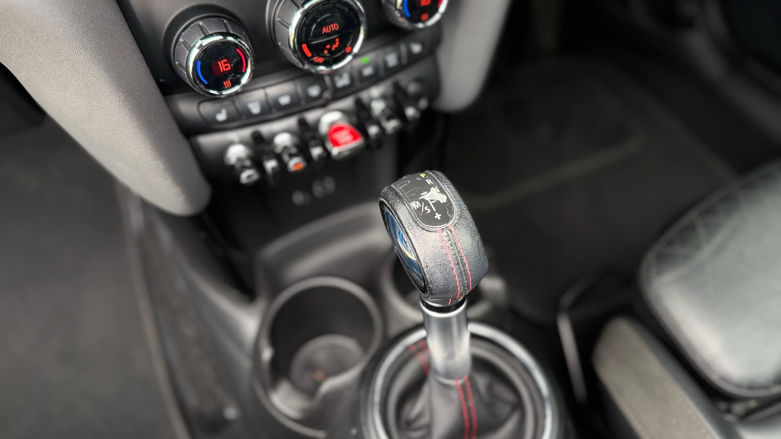 2015 MINI Hatch Cooper S thumbnail 31